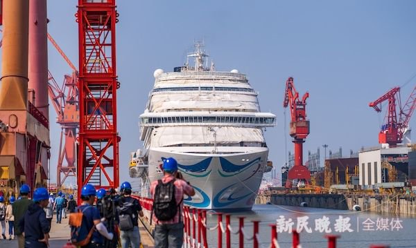 图说：首艘国产大型邮轮外景