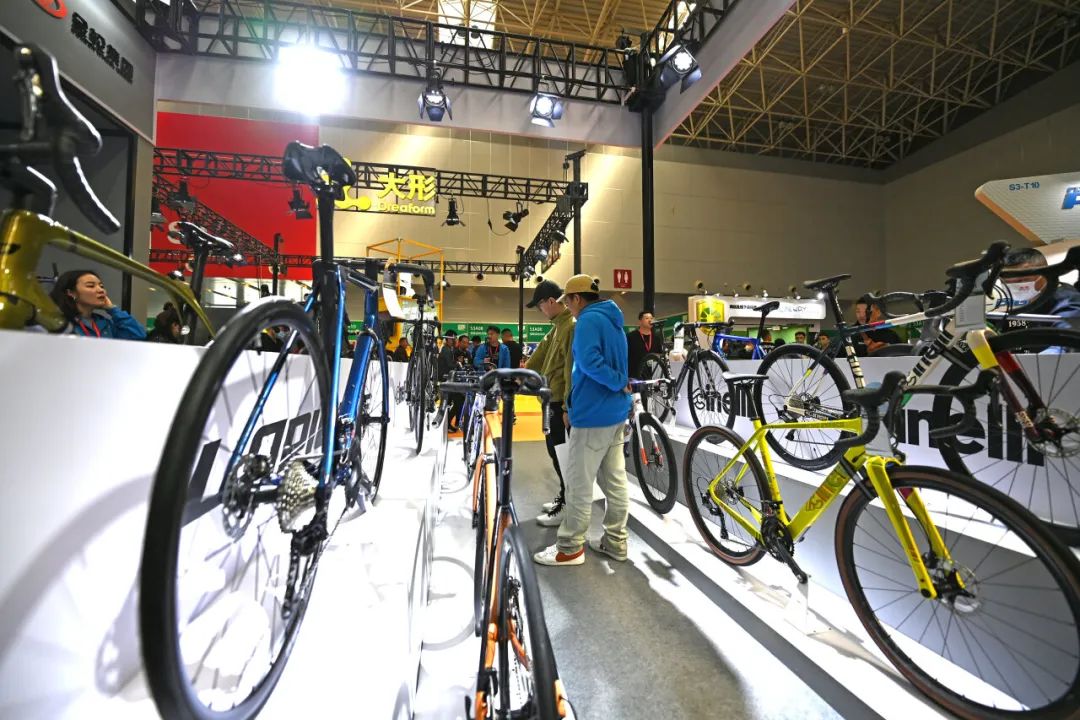 观众在展会上参观展出的自行车赵子硕摄(新华社)