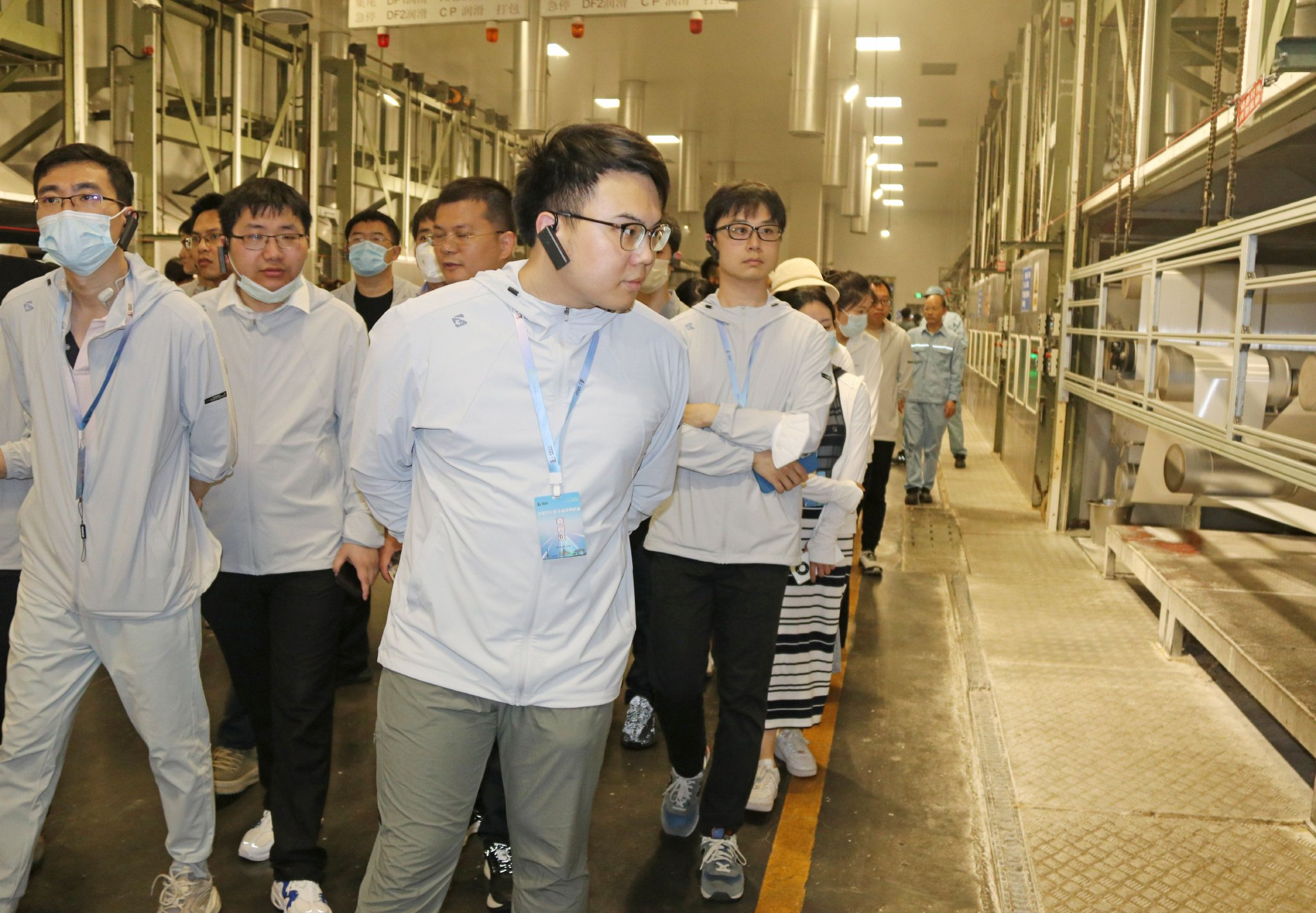 投资者参观仪征化纤短纤装置/公司供图
