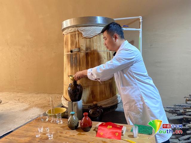 白宝山正在展示传统酿酒工艺。张玘云 摄