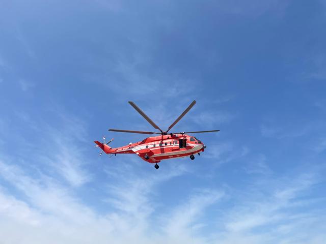 森林消防员乘坐直升机巡护,开展索滑降训练. 新京报记者 彭冲 摄