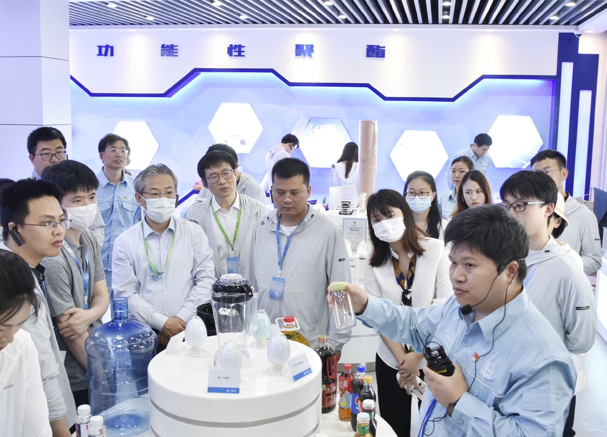 投资者参观仪征化纤研究院展厅/公司供图