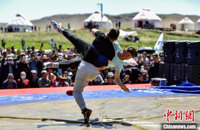 新疆阿勒泰地区福海县沙尔布拉克转场文化旅游小镇，一场传统摔跤比赛在草原上举行。刘新 摄