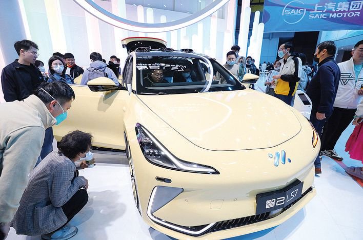 今年5月的上海车展上，新能源汽车及相关产品成为人们关注的焦点。 图源：新华社