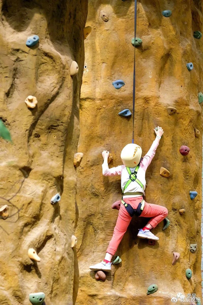 北京奥森公园,一位小姑娘在攀岩.&nbsp;&nbsp;佟丽萍&nbsp;摄