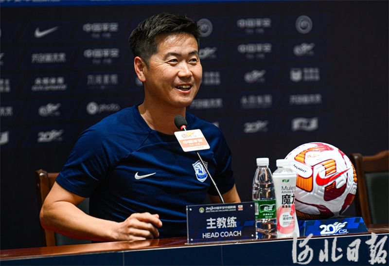 6月3日,沧州雄狮主教练肇俊哲在赛前发布会上. 河北日报记者耿辉摄