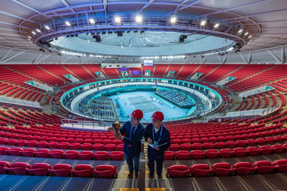 电力工作人员对杭州亚运会比赛场馆开展电力保障工作（丁豪 摄）