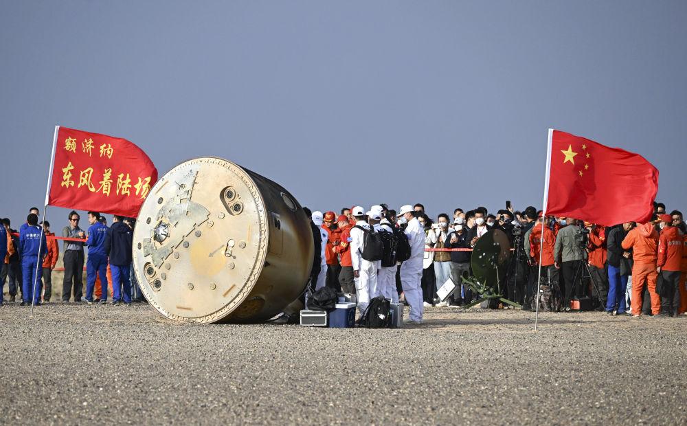 6月4日，神舟十五号载人飞船返回舱在东风着陆场成功着陆。新华社记者 连振 摄