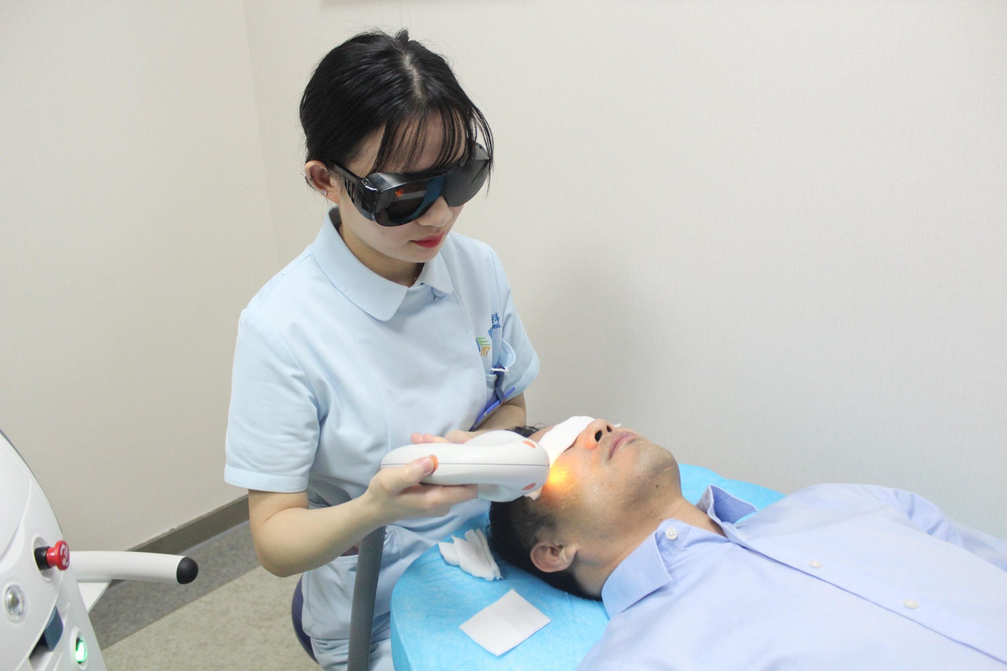 图为6月3日,湖北武汉,干眼患者在武汉普瑞眼科医院接受治疗.