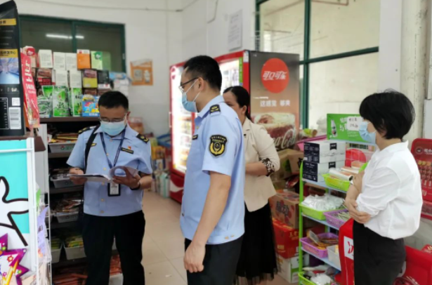 乳源瑶族自治县市场监管局执法人员检查高考考点周边小卖部食品安全情况。