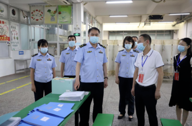 图为北海市市场监管局党组书记、局长沈祖亮率队督查高考就餐点食品安全保障工作（摄影：谢金玲）