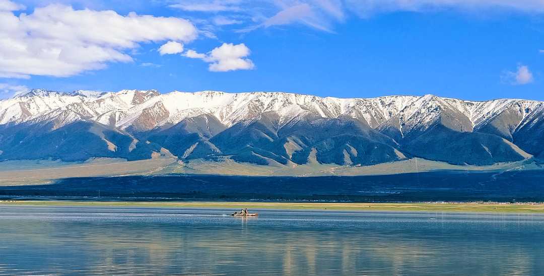 6月5日,新疆巴里坤县牧民在巴里坤湖畔捕捞"金沙子".