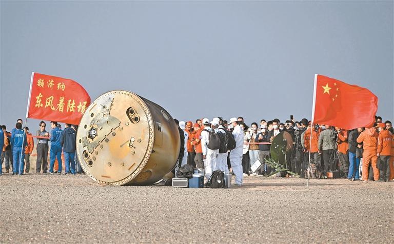6月4日,神舟十五号载人飞船返回舱在东风着陆场成功着陆. 新华社发