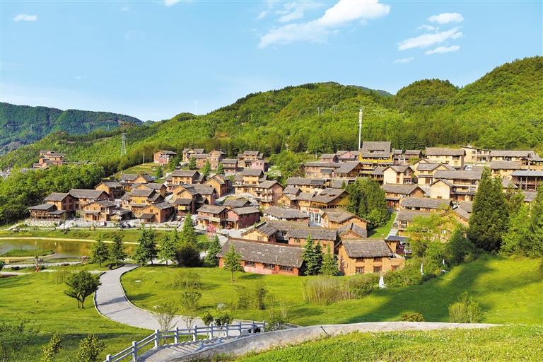 安六高铁沿线的六盘水市千户彝寨. 贵州日报天眼新闻记者 贾智 摄