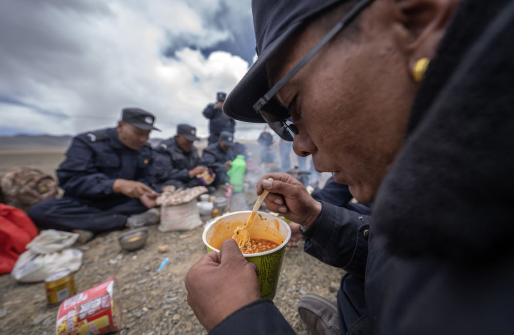 6月2日，护边联防队队员在休息间隙吃饭。