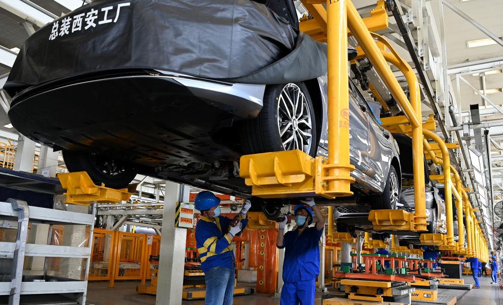 工作人员在西安比亚迪草堂工业园汽车总装厂进行新能源汽车装配。新华社记者 刘潇 摄