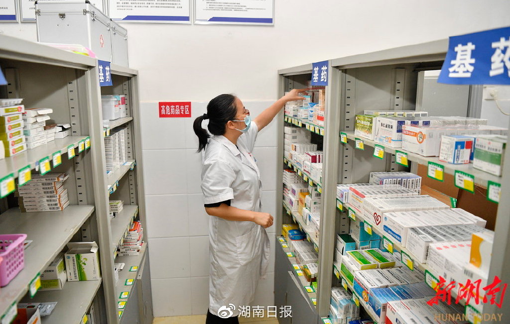 (5月30日 平江县上塔市镇卫生院 医护人员在药房整理药品.