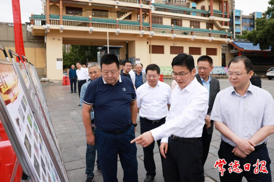 市委书记曹志强,市委副书记,市长周振宇观看相关宣传展板