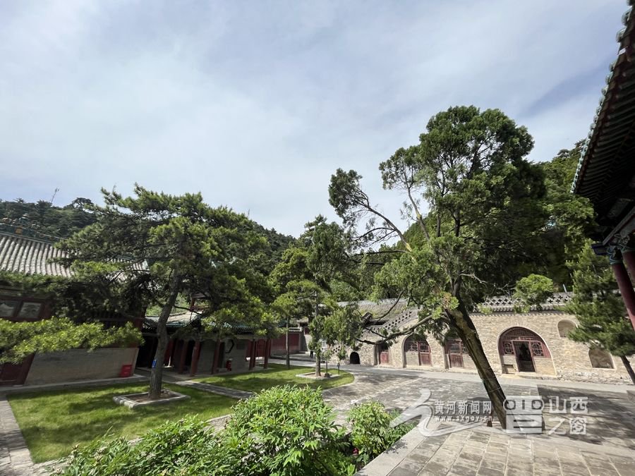 图为国家级保护单位的千年古寺——多福寺.