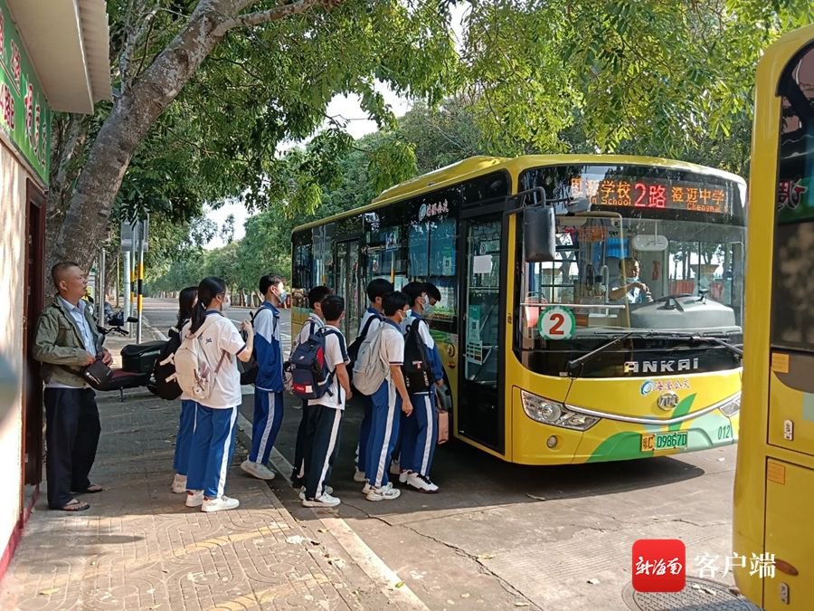 学生排队乘车.海口公交集团供图