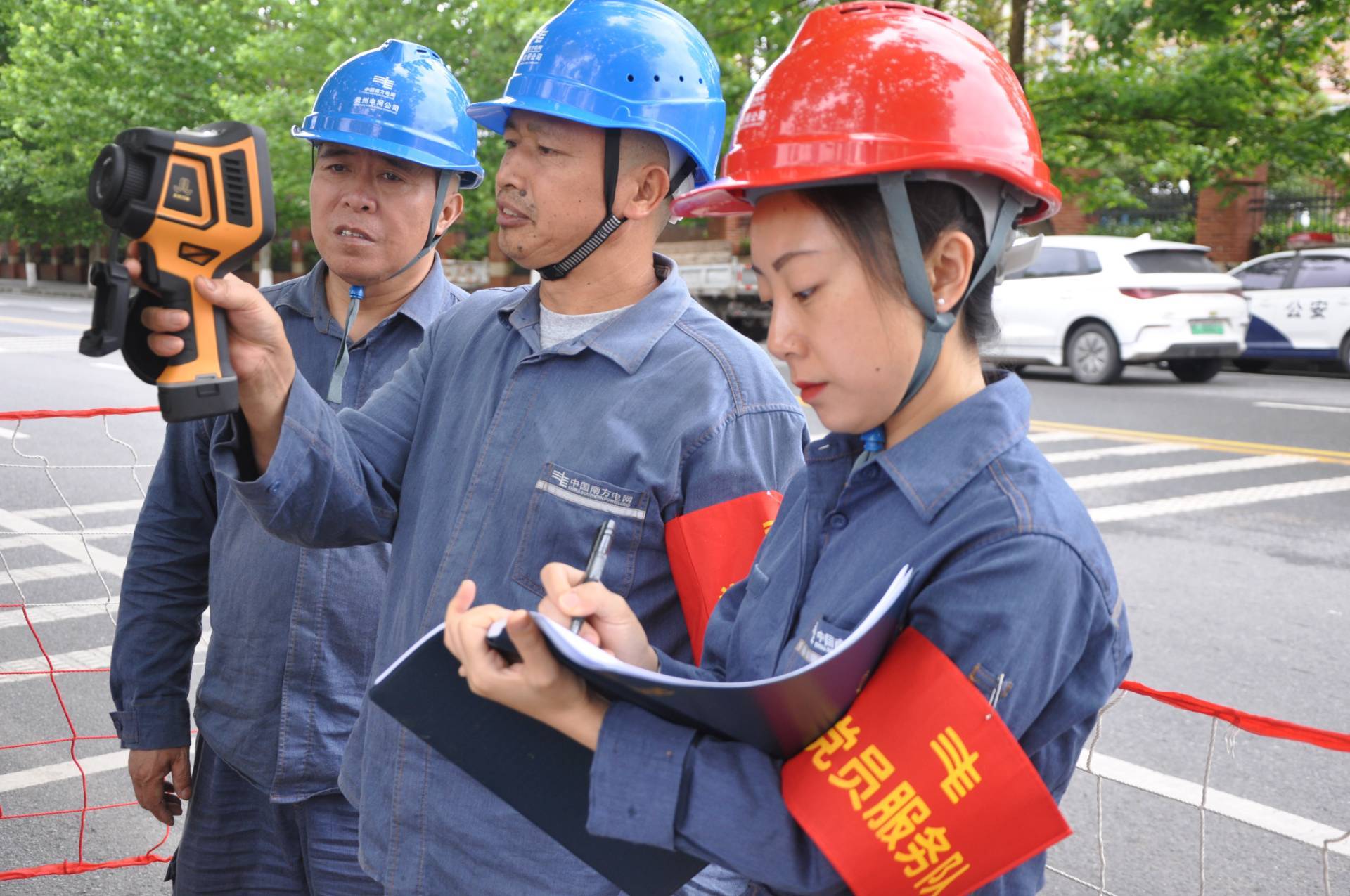 6月5日，南方电网贵州遵义市郊供电局董公寺供电所党员服务队对高考考点开关箱进行安全检查。(郑婷)