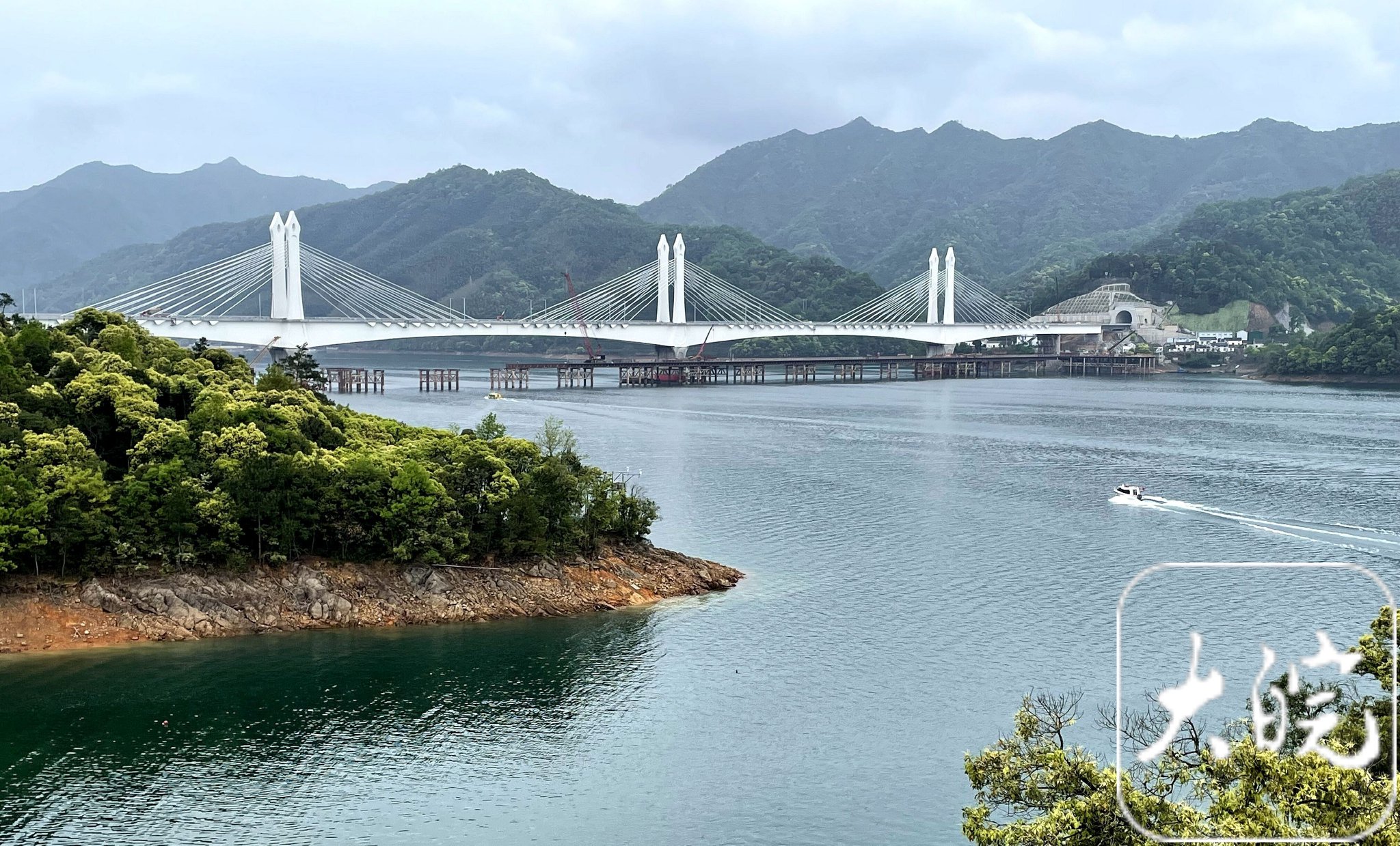 建设中的池黄高铁太平湖特大桥