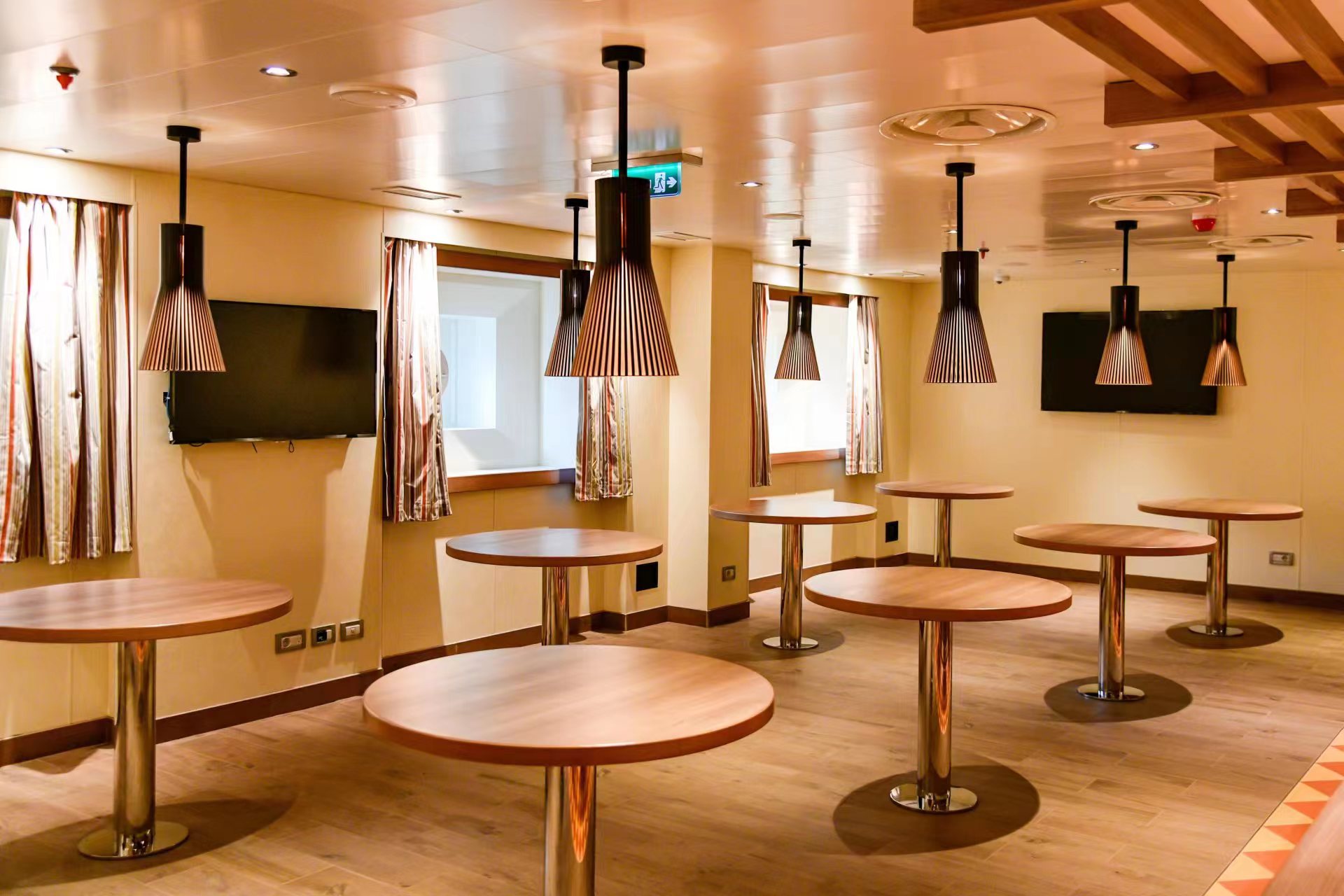 出坞五千余人奋战千个日夜首制国产大邮轮将开启决战周期