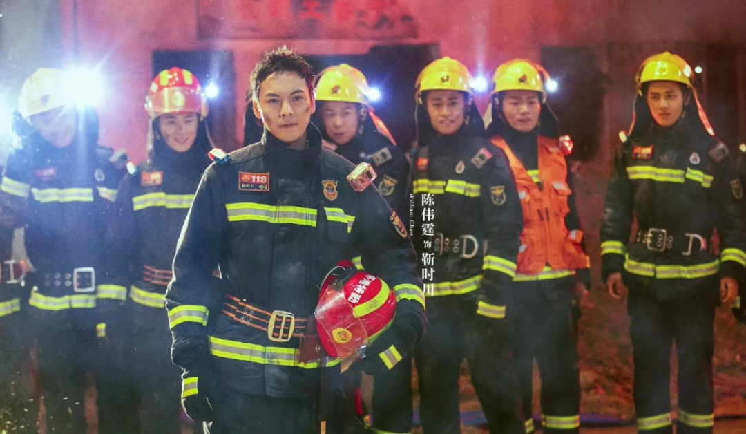 《照亮你》剧照 靳时川与麾下的消防队员 图/电视剧照亮你官方微博