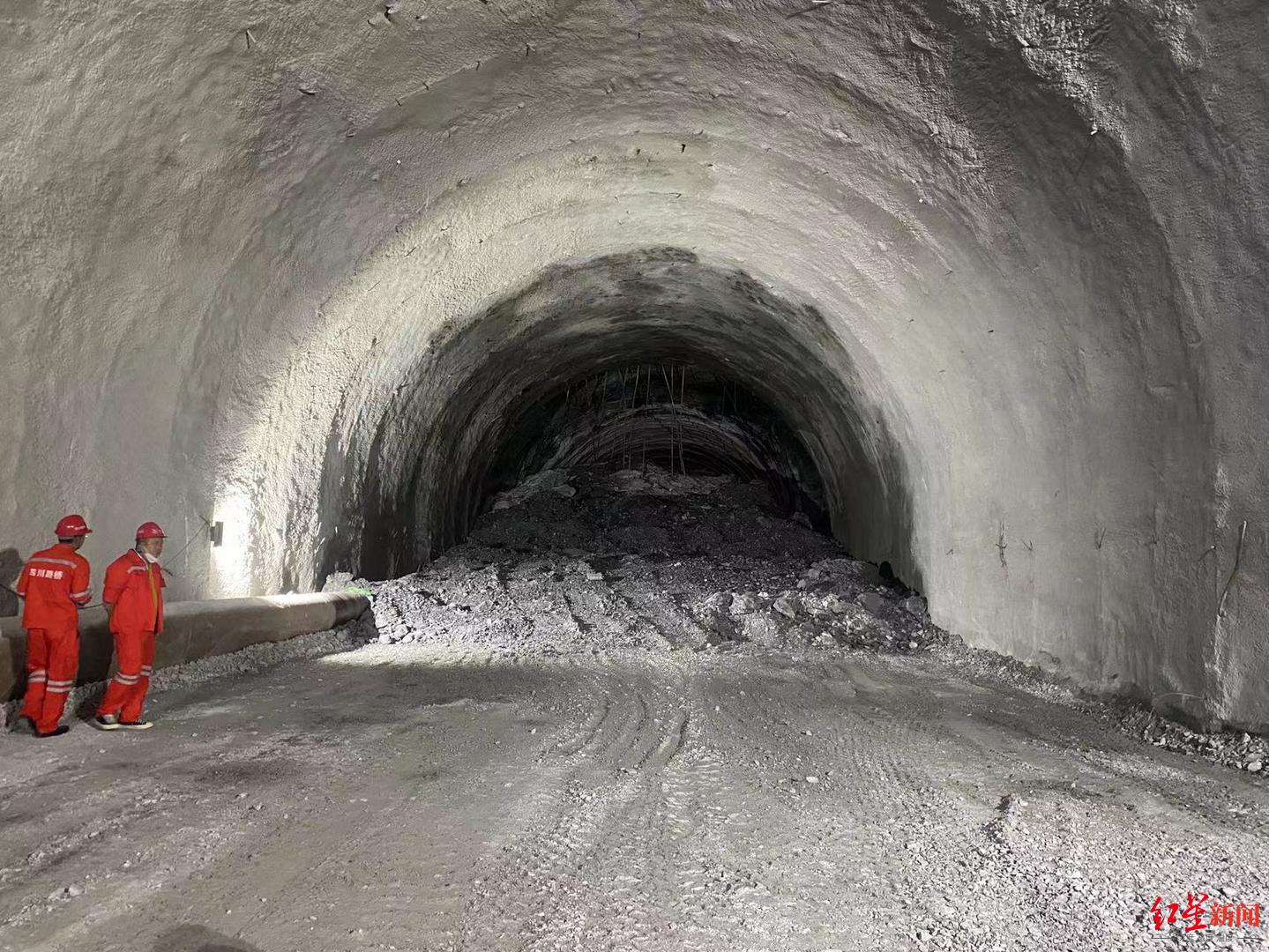 深1944米世界第一埋深高速隧道双洞贯通峨汉高速预计今年内通车