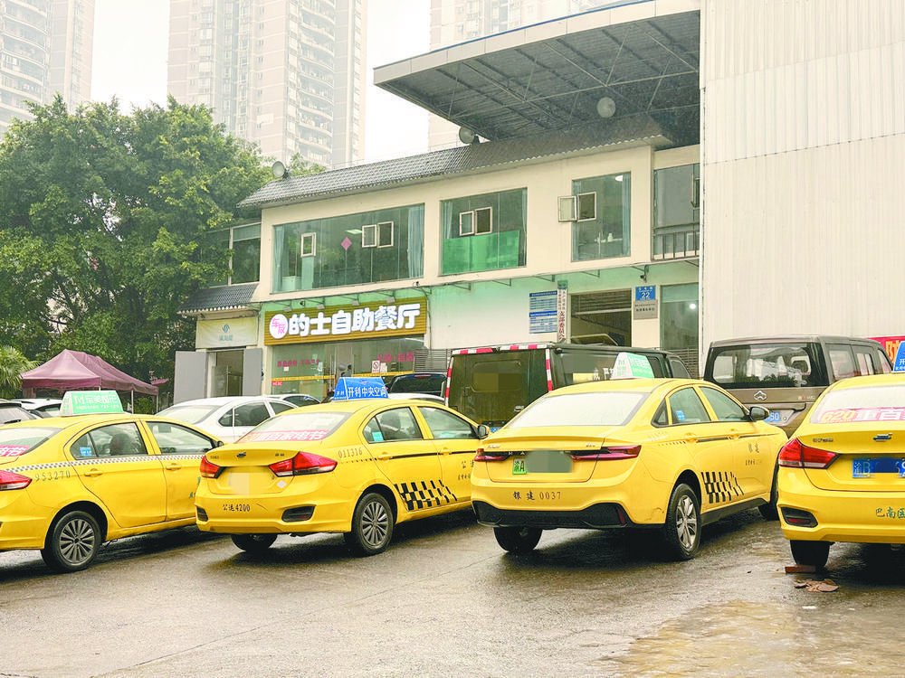 餐厅门口停满了出租车