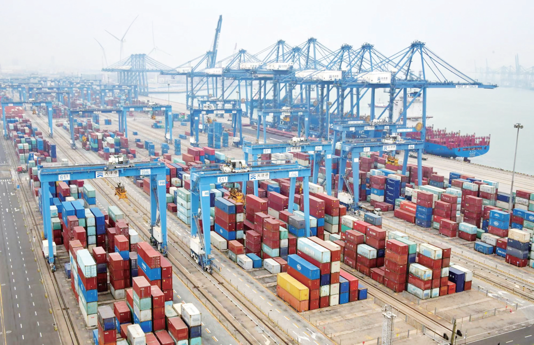 5月31日,天津港码头一派繁忙.