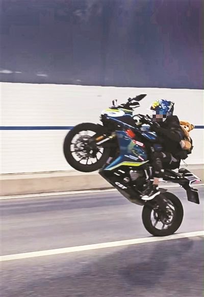 网红摩托车骑手在社交平台上展示的图片