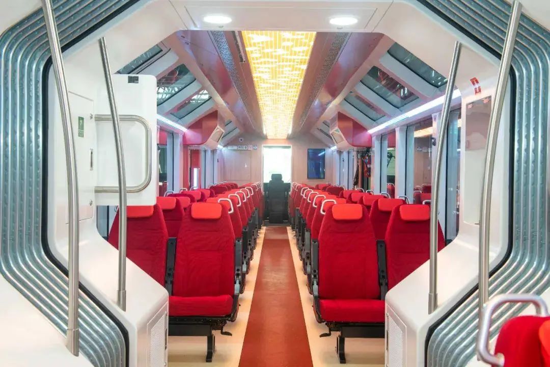 图为"唐山造"新能源轻轨列车车厢内部.张洋 摄