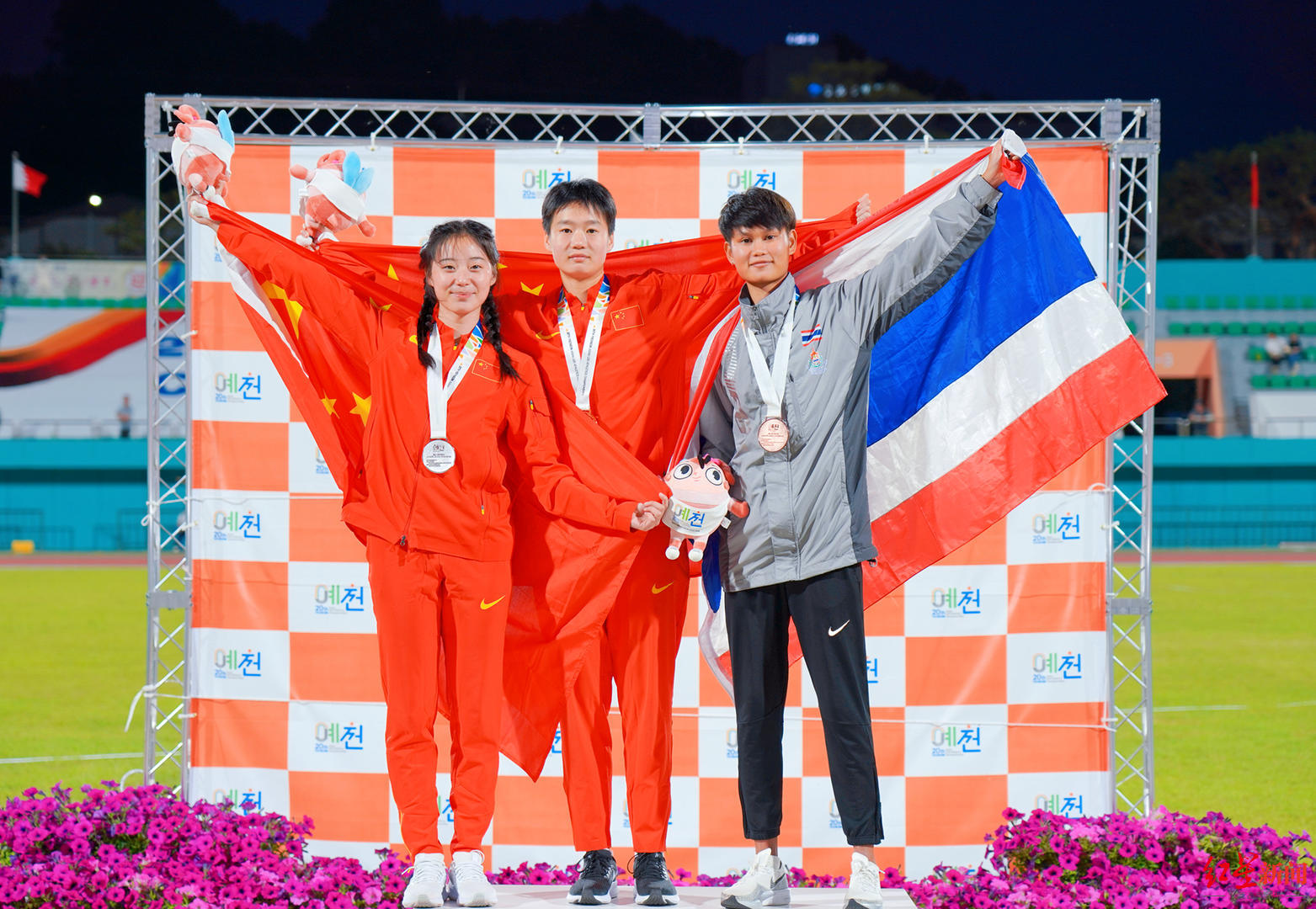 ↑熊诗麒（中）、刘峡君（左一）包揽女子100米冠亚军