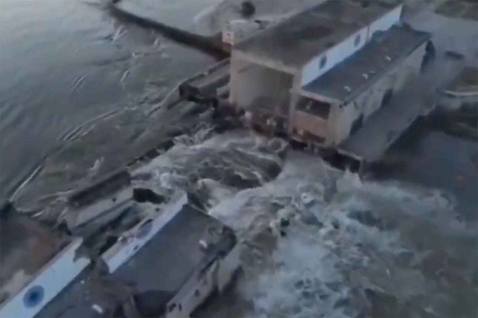 ↑视频显示大坝遭到破坏