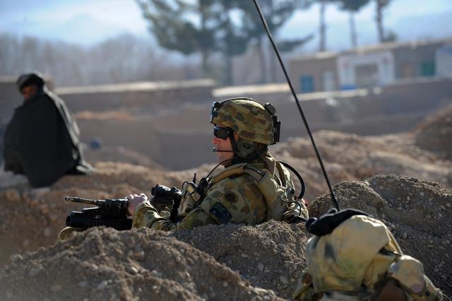 当地时间2010年12月14日,阿富汗乌鲁兹甘省,澳大利亚士兵正在执行任务