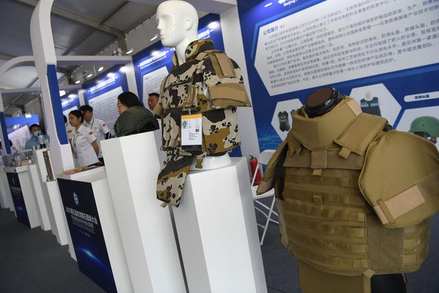 石墨烯防弹衣展示.新京报记者 王颖 摄