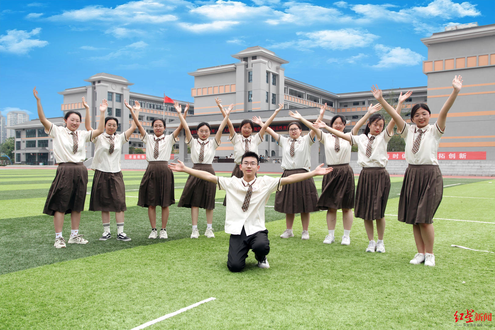 创意拍摄选图修图全包干这所学校的家长当起孩子毕业照摄影师