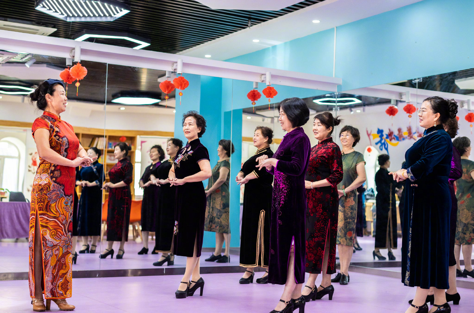 内蒙古呼和浩特市玉泉区老年大学内,学员在学习走模特步.