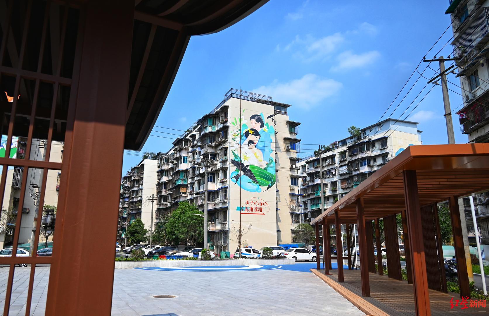 成都一小区进行改造后的楼栋墙绘 资料图