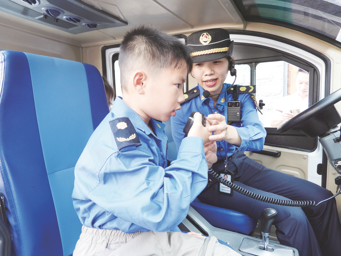 &nbsp;&nbsp;&nbsp;&nbsp;小记者登上城管工作车了解功能 &nbsp;&nbsp