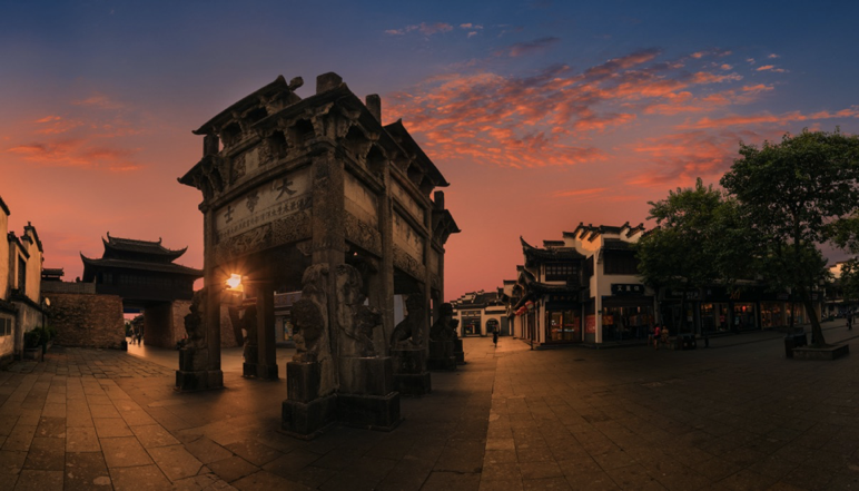 歙县徽州古城许国石坊(图片来源:安徽省文化和旅游厅)