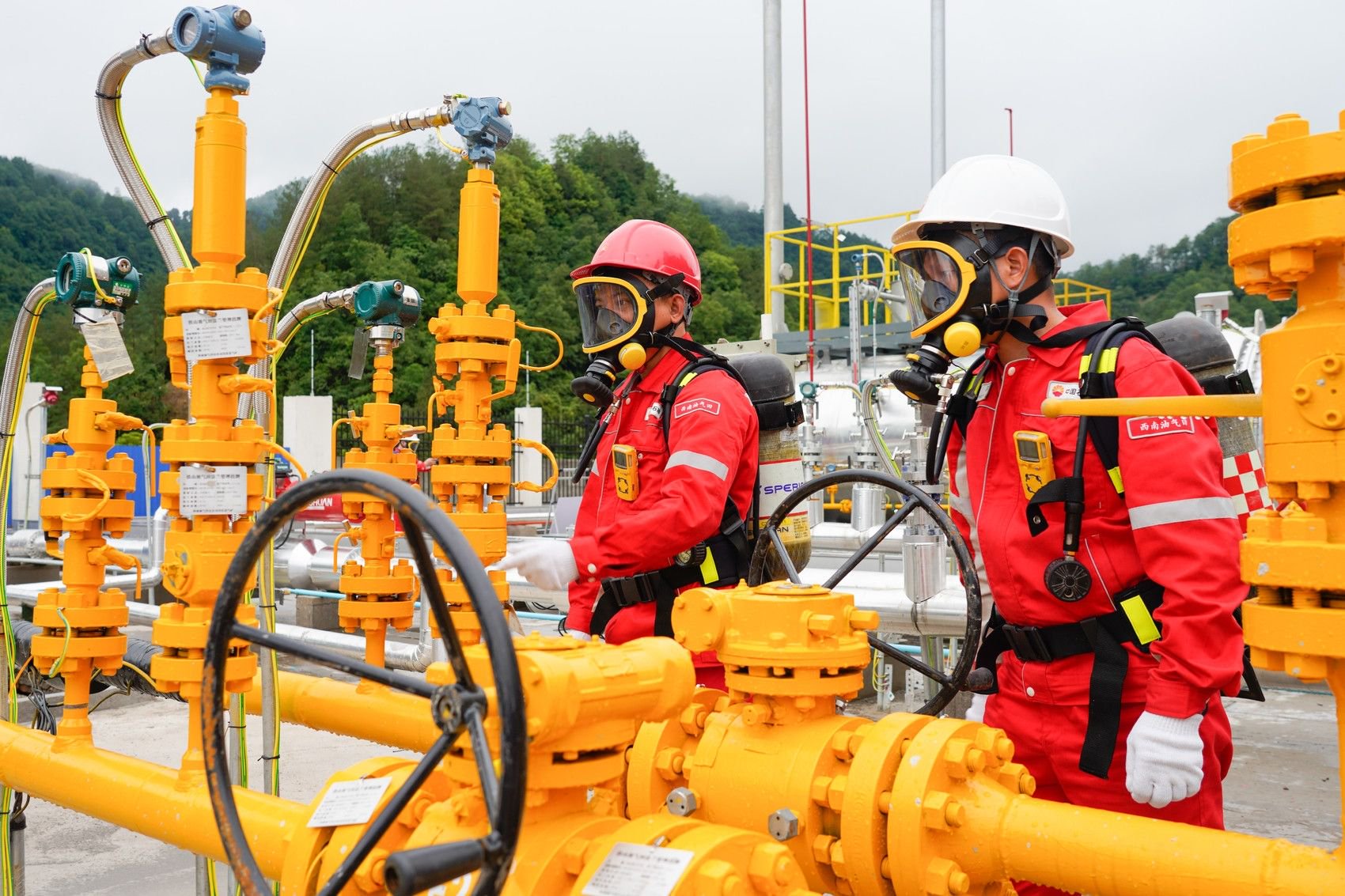 铁山坡气田工作人员 中国石油西南油气田公司供图