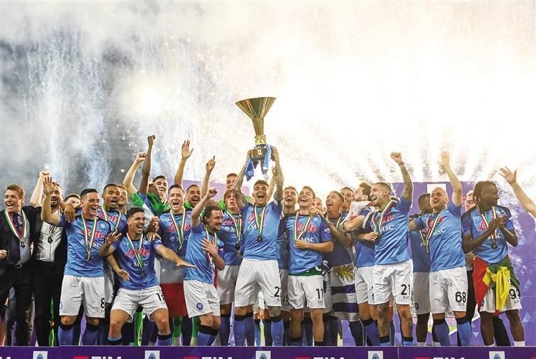 那不勒斯完胜桑普捧起意甲冠军奖杯_新浪财经_新浪网