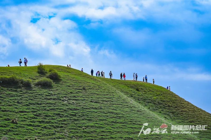 5月13日,遊客在呼圖壁縣境內的天山百里丹霞景區天山全景觀景臺遊覽.