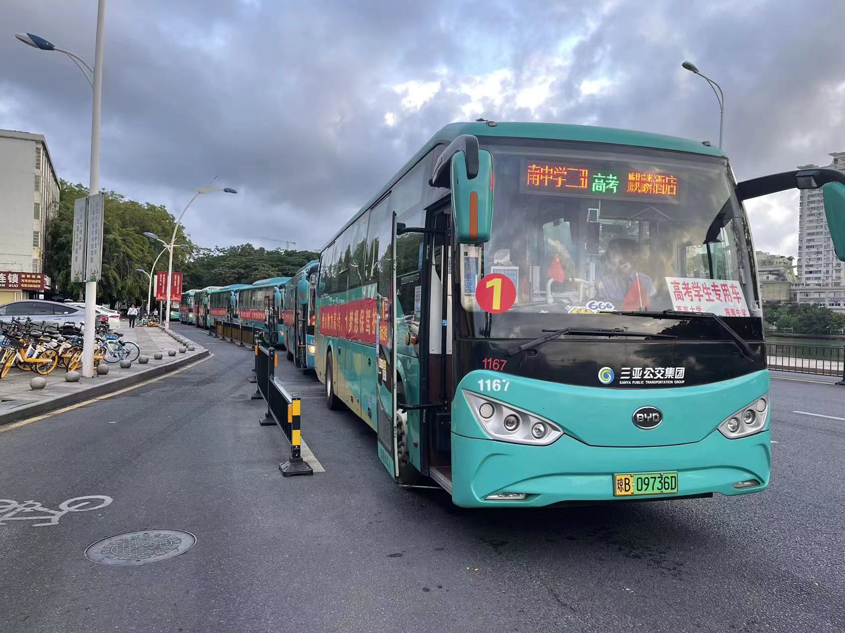 今年,三亚共有825辆公交车,2413辆出租车助力高考.