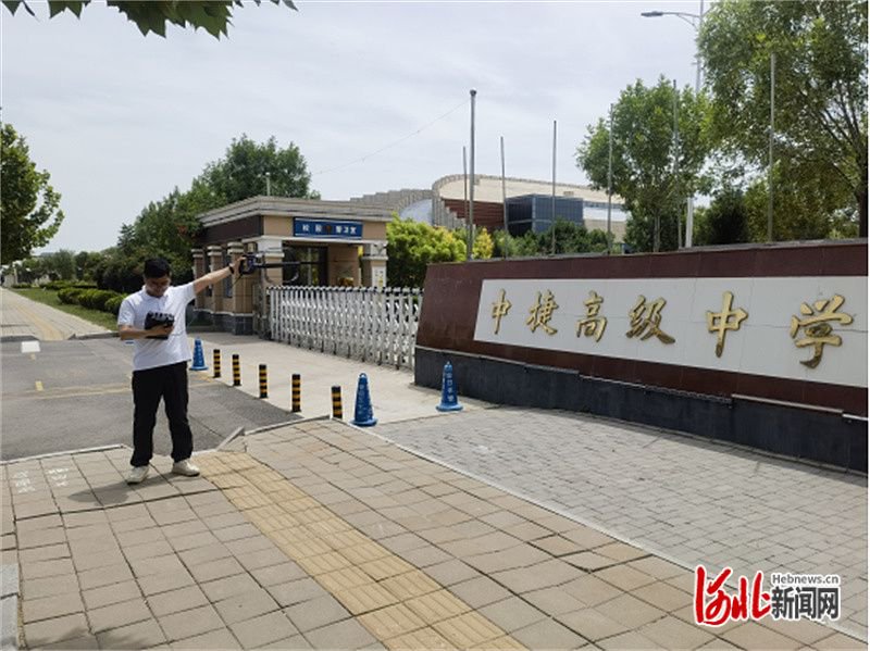 在沧州中捷高级中学考点,工作人员利用监测设备对考点周边进行电磁