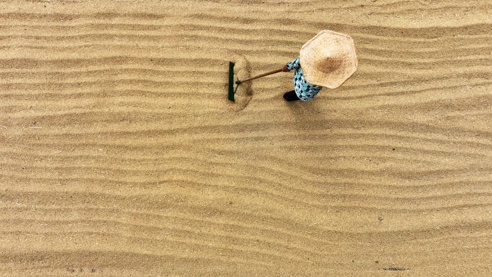 &nbsp;6月5日,山东省临沂市郯城县郯城街道农民晾晒小麦(无人机