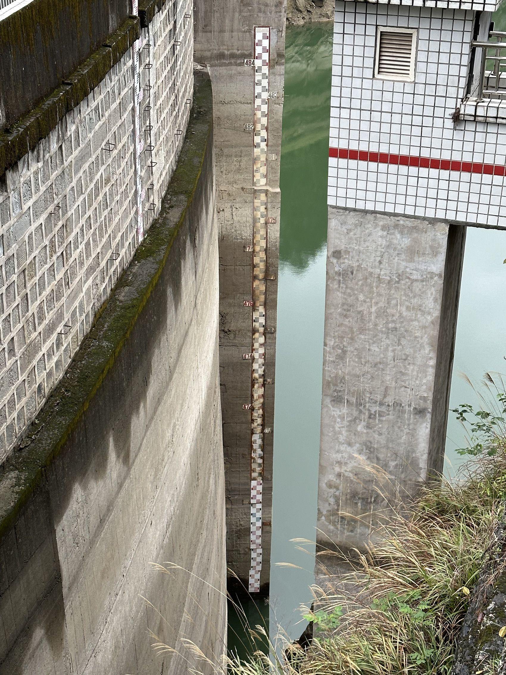 5月底,长沙坝水库水位线. 王维 摄