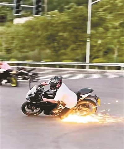 网红摩托车骑手在社交平台上展示的图片